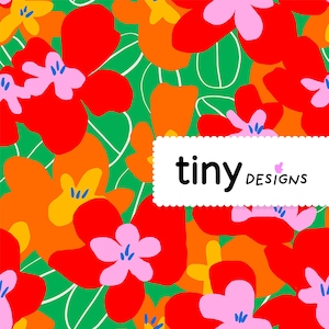 Peut inclure: Un motif floral vibrant avec de grandes fleurs stylisées rouges, oranges et roses sur un fond vert. Des lignes blanches incurvées et des accents jaunes ajoutent des détails. Le texte "tiny designs" est affiché sur une bannière blanche festonnée.