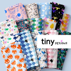 Peut inclure: Plusieurs coupons de tissu à motifs. Les motifs incluent des fruits, des lapins, des chats, des pingouins et des motifs floraux de différentes couleurs. Le texte "tiny designs" est affiché sur un fond blanc.