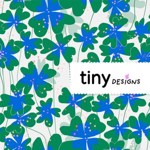 Peut inclure: Motif répété de trèfles à quatre feuilles stylisés dans des tons de bleu et de vert, avec de petits points roses et jaunes. Les trèfles sont placés sur un fond gris clair avec de minuscules points roses. Le texte "tiny designs" est affiché dans un rectangle blanc.