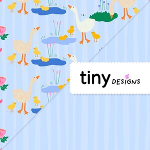 Peut inclure: Un motif fantaisiste avec des oies, des canetons et des étangs sur un fond à rayures bleu clair. L'illustration comprend des fleurs roses et le texte "tiny designs". Les oies sont blanches et beiges, et les canetons sont jaunes.