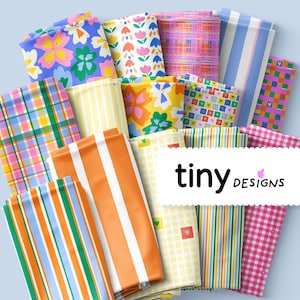 Peut inclure: Une collection de tissus pliés avec divers motifs, notamment floraux, rayés et à carreaux. Les couleurs incluent le bleu, le jaune, l'orange et le rose. Le texte "tiny designs" est affiché sur une bannière blanche à bords festonnés.