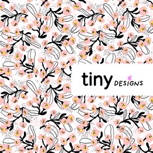 Peut inclure: Un motif sans couture composé de fleurs roses avec des centres jaunes sur fond blanc. Les fleurs sont disposées en motif répétitif avec des tiges et des feuilles noires. Le texte "tiny designs" est dans le coin inférieur droit de l'image.