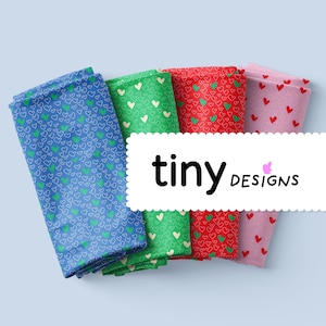Peut inclure: Plusieurs morceaux de tissu pliés, bleus, verts, rouges et roses, ornés de motifs de cœurs. Le tissu bleu a des cœurs verts, le vert a des cœurs blancs, le rouge a des cœurs verts et le rose a des cœurs rouges. Le texte "tiny designs" est affiché.