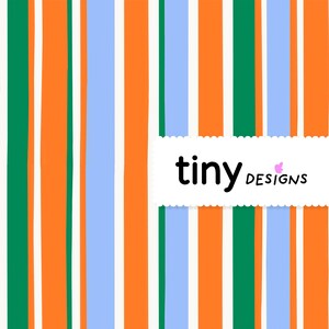 Peut inclure: Motif à rayures verticales aux couleurs orange, vert, blanc et bleu clair. Le design présente le texte "tiny designs" dans un rectangle blanc. Les rayures sont de largeurs variables, créant une esthétique ludique et colorée.
