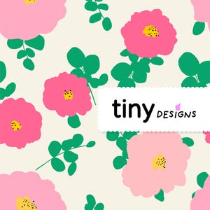 Peut inclure: Motif floral répété avec des fleurs roses à centres jaunes et des feuilles vertes sur fond crème. Le texte "tiny designs" est affiché sur une étiquette blanche.