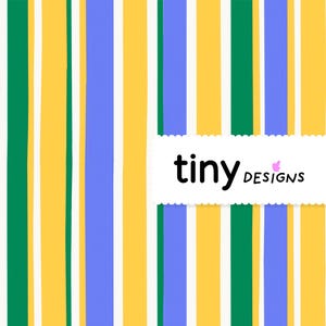 Peut inclure: Un motif coloré avec des rayures verticales vertes, jaunes, bleues et blanches. Le design comprend le texte "tiny designs" dans une bannière blanche avec un accent de papillon rose. Ce motif convient à diverses applications.