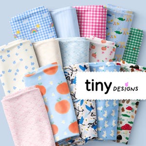 Peut inclure: Un assortiment d'échantillons de tissu à motifs dans diverses couleurs et designs. Les motifs comprennent des carreaux vichy, des imprimés floraux, de fruits et d'animaux. Le texte "tiny designs" est affiché sur un fond blanc.