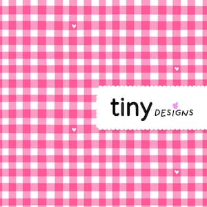 Peut inclure: Un motif vichy rose et blanc avec de petits cœurs blancs dispersés sur la surface. Les mots "tiny designs" sont affichés dans un rectangle blanc aux bords festonnés.
