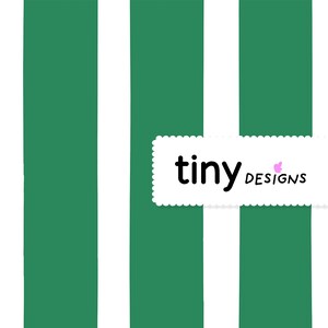 Peut inclure: Fond d'écran à rayures verticales vertes et blanches. L'image comprend le texte "tiny designs" dans un rectangle blanc aux bords festonnés, avec un petit motif de fleur rose.
