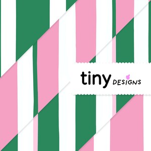 Peut inclure: Motif abstrait avec des rayures verticales vertes, blanches et roses. Le design comprend des éléments diagonaux et le texte "tiny designs" en noir, avec une petite icône de fleur rose.