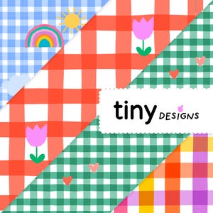 Peut inclure: Une œuvre d'art numérique colorée présentant divers motifs vichy en bleu, rouge, vert et jaune. Le design comprend des illustrations d'un arc-en-ciel, d'un soleil, de tulipes et de cœurs. Le texte "tiny designs" est également présent.
