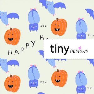 Peut inclure: Motif répété avec des citrouilles oranges souriantes, des chauves-souris bleues et le texte "Happy" et "tiny designs" sur un fond vert clair. Les chauves-souris sont dans diverses poses, certaines dorment.