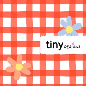 Peut inclure: Illustration numérique avec un motif vichy rouge et blanc. Deux fleurs de dessin animé, une pêche et une bleue, sont placées sur le fond. Un rectangle blanc avec le texte "tiny designs" est également présent.