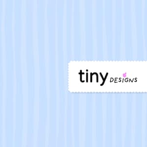 Peut inclure: Fond bleu clair à rayures blanches verticales. Un rectangle blanc aux bords festonnés contient les mots "tiny designs" en noir, avec un papillon rose.