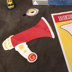 Idea per feste ritagliate da colorare con megafono in stile Minion Beedo