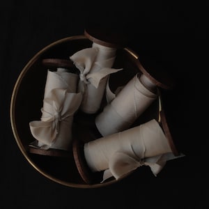 Cinta de seda de marfil en carrete de madera, cinta de seda teñida a mano, perfecta para ramos florales, invitaciones, decoración del hogar y de la boda