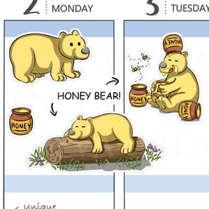 Peut inclure: Un ensemble de trois autocollants d'ours en miel. Le premier autocollant montre un ours en miel debout sur ses quatre pattes. Le deuxième autocollant montre un ours en miel dormant sur une bûche. Le troisième autocollant montre un ours en miel assis avec un pot de miel sur la tête. Les autocollants sont tous dessinés à la main et ont un style unique et mignon.