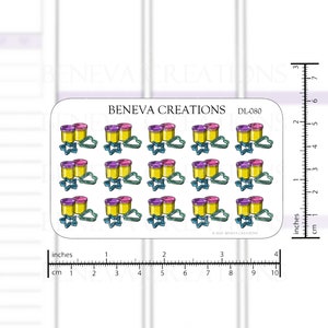K&ouml;nnte beinhalten: Eine Bogen mit Aufklebern mit neun bunten Illustrationen von Knetmassebeh&auml;ltern mit verschiedenen Ausstechern. Die Aufkleber sind mit "BENEVA CREATIONS DL-080" beschriftet.