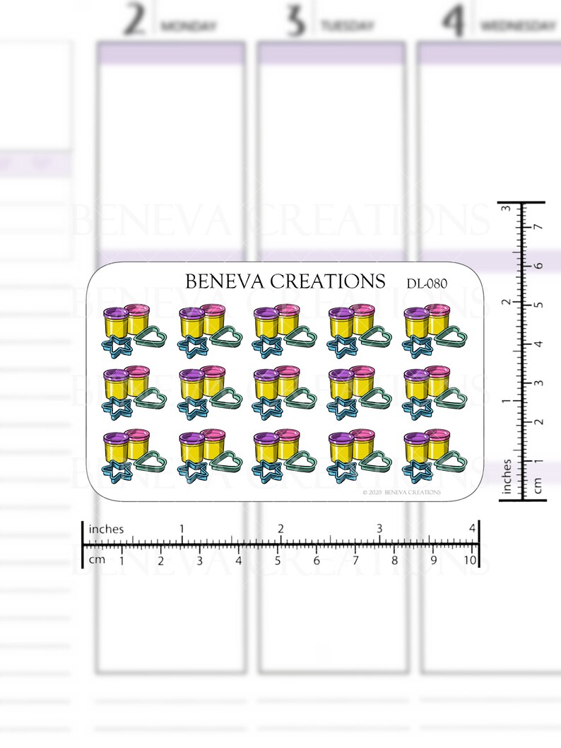 K&ouml;nnte beinhalten: Eine Bogen mit Aufklebern mit neun bunten Illustrationen von Knetmassebeh&auml;ltern mit verschiedenen Ausstechern. Die Aufkleber sind mit "BENEVA CREATIONS DL-080" beschriftet.