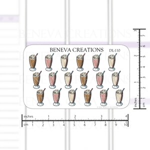 Op de afbeelding: Een stickervel met illustraties van milkshakes in verschillende smaken. Elke milkshake zit in een hoog glas met slagroom, een rietje en een decoratieve voet. De sheet bevat de tekst "BENEVA CREATIONS" en "DL-110". De sheet is ongeveer 10 cm breed.