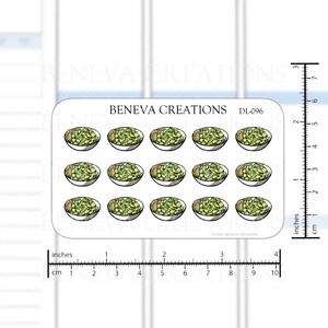Pu&ograve; includere: Un foglio di 12 adesivi con un'illustrazione disegnata a mano di una ciotola di insalata. Gli adesivi sono progettati per l'uso in un planner o un diario. Gli adesivi hanno un diametro di 2,5 cm.