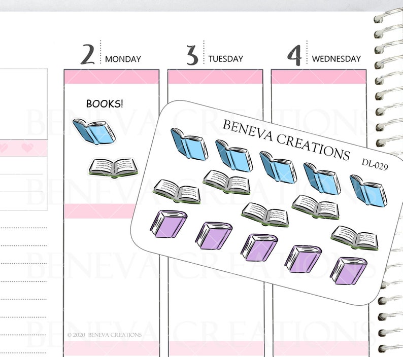 K&ouml;nnte beinhalten: Eine Bogen mit Aufklebern mit verschiedenen Illustrationen von ge&ouml;ffneten und geschlossenen B&uuml;chern. Die Aufkleber sind in Blaut&ouml;nen, Lila und Rosa gehalten. Der Text "BENEVA CREATIONS" und "DL-029" ist auf dem Bogen aufgedruckt.