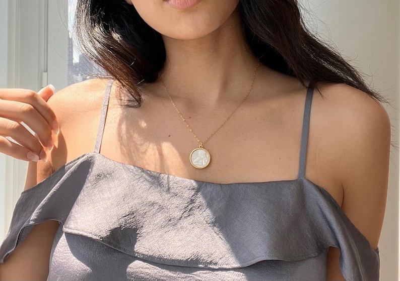 Ängelhalsband/ Pärlemor Ängelhalsband/ Lager i lager/ Kerubhänge/ Perfekt för henne. NO1O bild 1