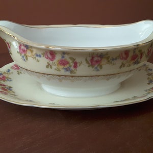 formal dinnerware clear glass with gold accents mini sauce bowl Vintage glass sauce or gravy boat with underplate excellent condition formal dinnerware clear glass with gold accents mini sauce bowl Vintage glass sauce or gravy boat with underplate excellent condition