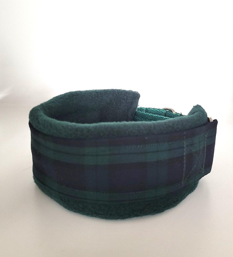 Puede incluir: Un collar para mascotas con un exterior de tela a cuadros en verde oscuro y azul marino. El interior est&aacute; forrado con un material de forro polar suave en color verde oscuro. El collar incluye una hebilla de metal y una correa de nailon.
