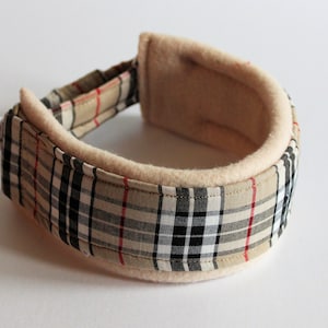 Puede incluir: Un collar de perro de cuadros beige y marr&oacute;n con forro de felpa suave.