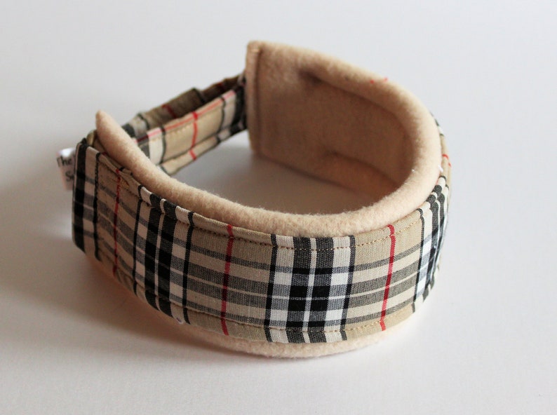 Puede incluir: Un collar de perro de cuadros beige y marr&oacute;n con forro de felpa suave.