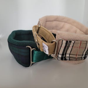 Puede incluir: Dos collares para perros. Uno es de cuadros verdes y azul marino con una correa verde y herrajes plateados. El otro es beige con un estampado de cuadros en negro, beige y rojo, con una correa beige y herrajes plateados. Ambos collares tienen un interior suave y acolchado.
