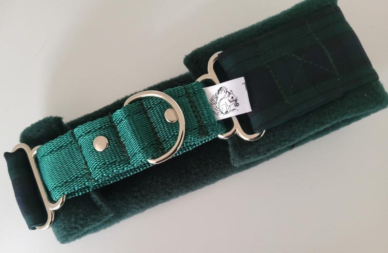 Puede incluir: Un collar para mascota forrado en vell&oacute;n verde oscuro con una correa de nailon verde esmeralda, herrajes de metal plateado y una peque&ntilde;a etiqueta de tela blanca con un dibujo lineal negro de una ardilla sosteniendo una bellota.
