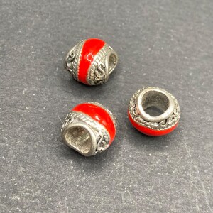 Perline originali rosse e argento, graziosi motivi
