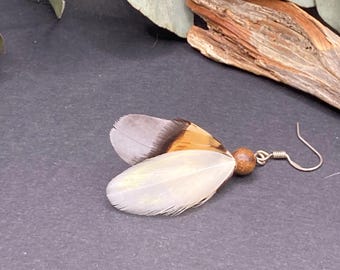 Pendiente individual original, elaborado con plumas naturales de periquito y faisán de Reeves.