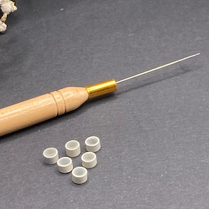 Kit de crochet + 6 cuentas en marrón claro, blanco o negro (a elegir). Cuentas para sujetar plumas, pelo o hebras de colores. imagen 1