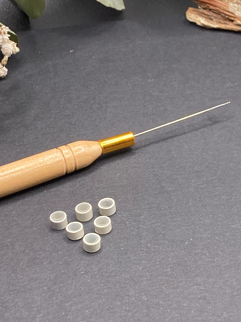 Kit de crochet + 6 cuentas en marrón claro, blanco o negro (a elegir). Cuentas para sujetar plumas, pelo o hebras de colores. imagen 1