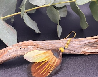 Pendiente individual, plumas naturales, cuentas de madera.