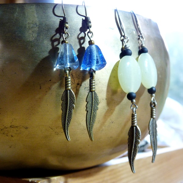 Boucles d'oreille bohème et ethnique, perles de verre et plumes en métal argenté, 2 choix