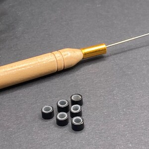 Kit de crochet + 6 cuentas en marrón claro, blanco o negro (a elegir). Cuentas para sujetar plumas, pelo o hebras de colores. imagen 4