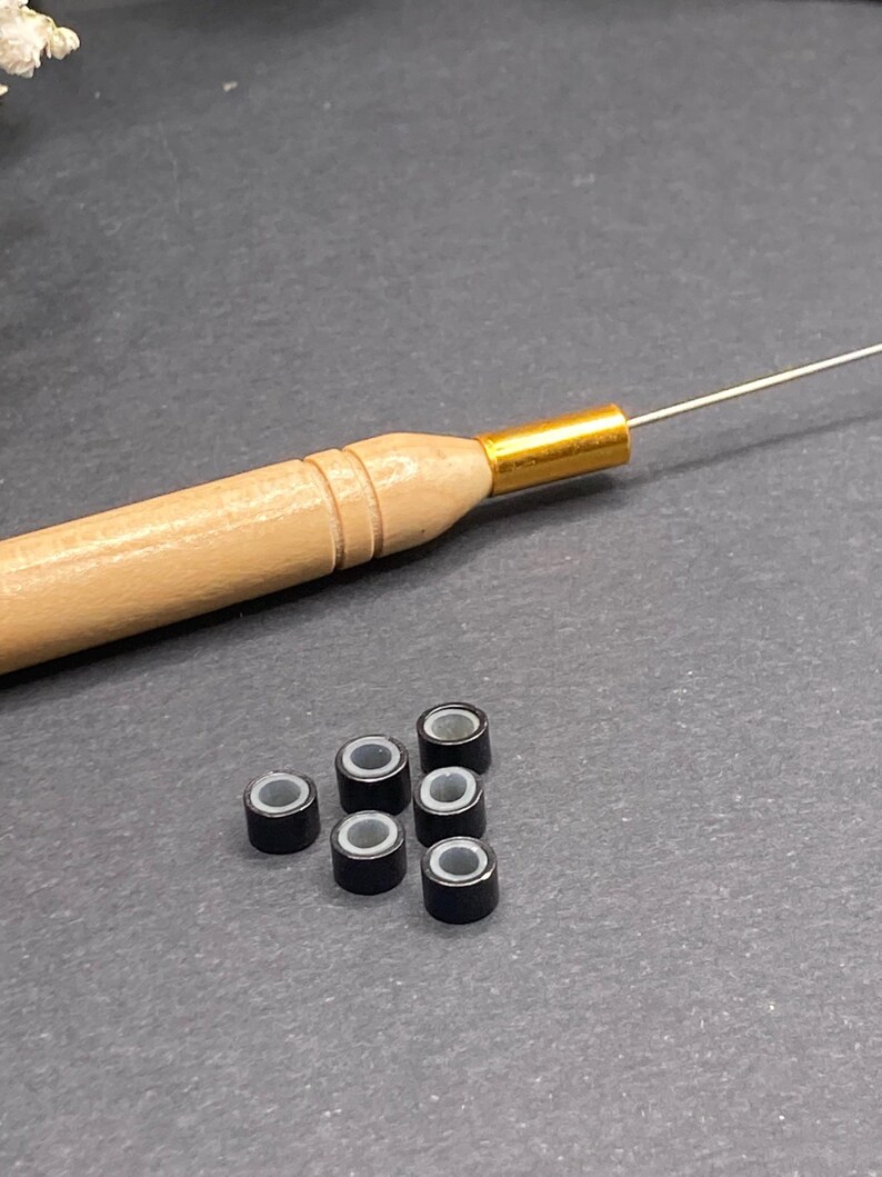 Kit de crochet + 6 cuentas en marrón claro, blanco o negro (a elegir). Cuentas para sujetar plumas, pelo o hebras de colores. imagen 4