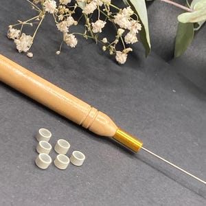 Kit de crochet + 6 cuentas en marrón claro, blanco o negro (a elegir). Cuentas para sujetar plumas, pelo o hebras de colores. imagen 8