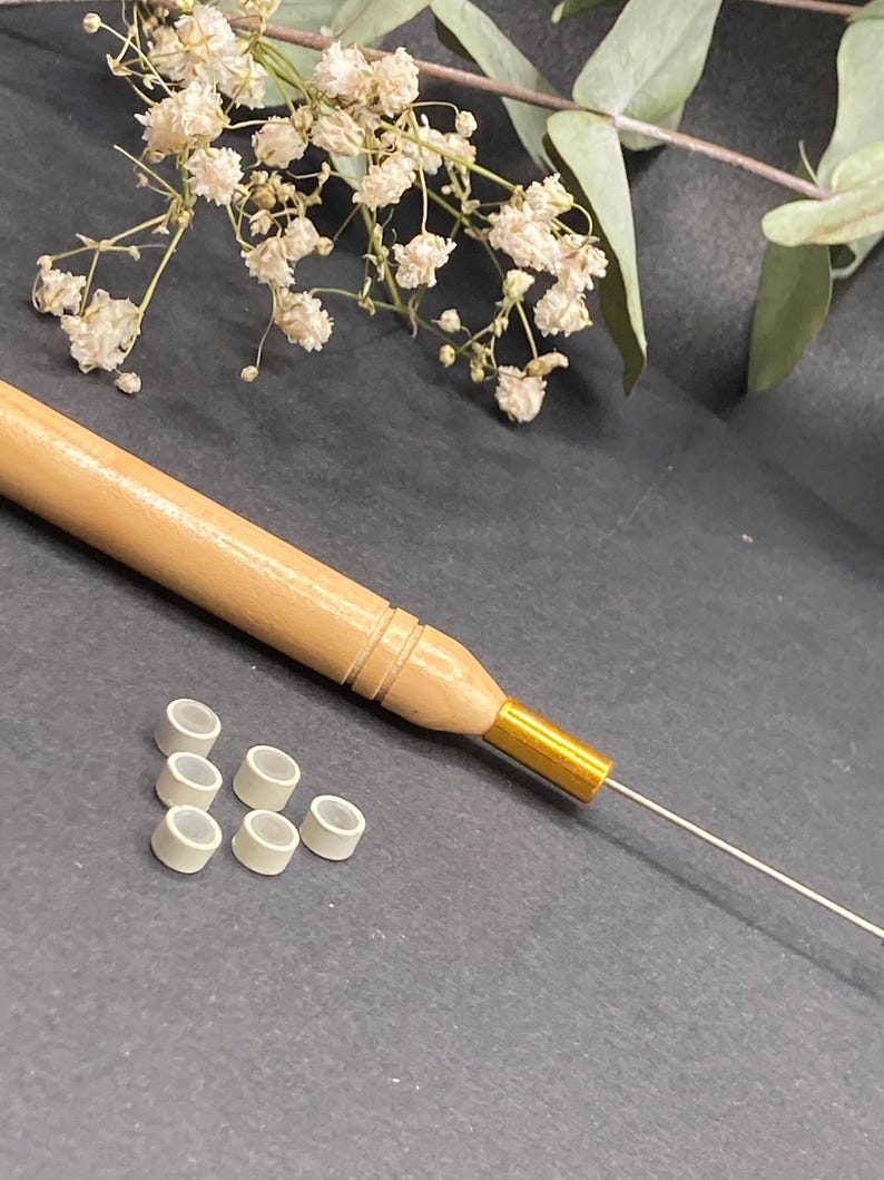 Kit de crochet + 6 cuentas en marrón claro, blanco o negro (a elegir). Cuentas para sujetar plumas, pelo o hebras de colores. imagen 8