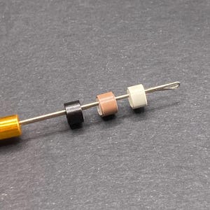 Kit de crochet + 6 cuentas en marrón claro, blanco o negro (a elegir). Cuentas para sujetar plumas, pelo o hebras de colores. imagen 15