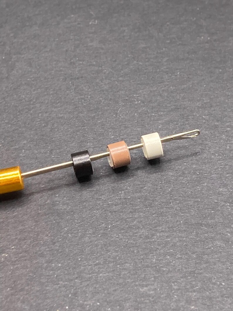 Kit de crochet + 6 cuentas en marrón claro, blanco o negro (a elegir). Cuentas para sujetar plumas, pelo o hebras de colores. imagen 15