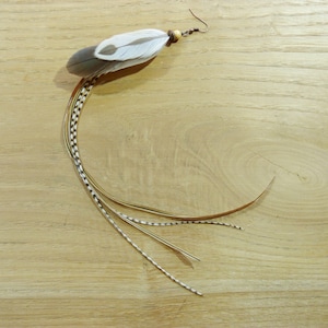 Pendiente solo, plumas naturales largas y cuentas de madera, sujetador de latón, pluma bastante rara, forma de corazón natural