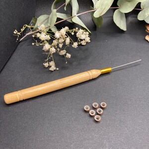 Kit de crochet + 6 cuentas en marrón claro, blanco o negro (a elegir). Cuentas para sujetar plumas, pelo o hebras de colores. imagen 5