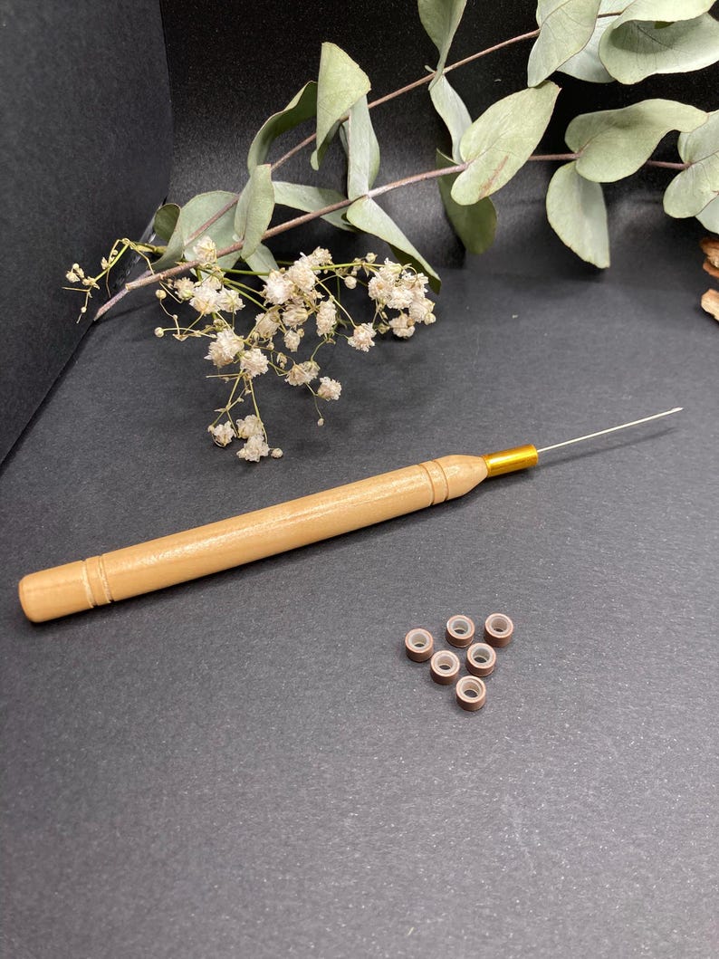 Kit de crochet + 6 cuentas en marrón claro, blanco o negro (a elegir). Cuentas para sujetar plumas, pelo o hebras de colores. imagen 5