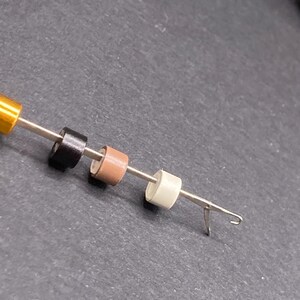 Kit de crochet + 6 cuentas en marrón claro, blanco o negro (a elegir). Cuentas para sujetar plumas, pelo o hebras de colores. imagen 14