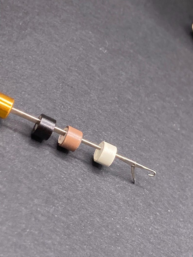 Kit de crochet + 6 cuentas en marrón claro, blanco o negro (a elegir). Cuentas para sujetar plumas, pelo o hebras de colores. imagen 14